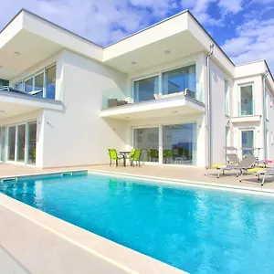 https://villa-helines.primorje-gorskikotar.com
